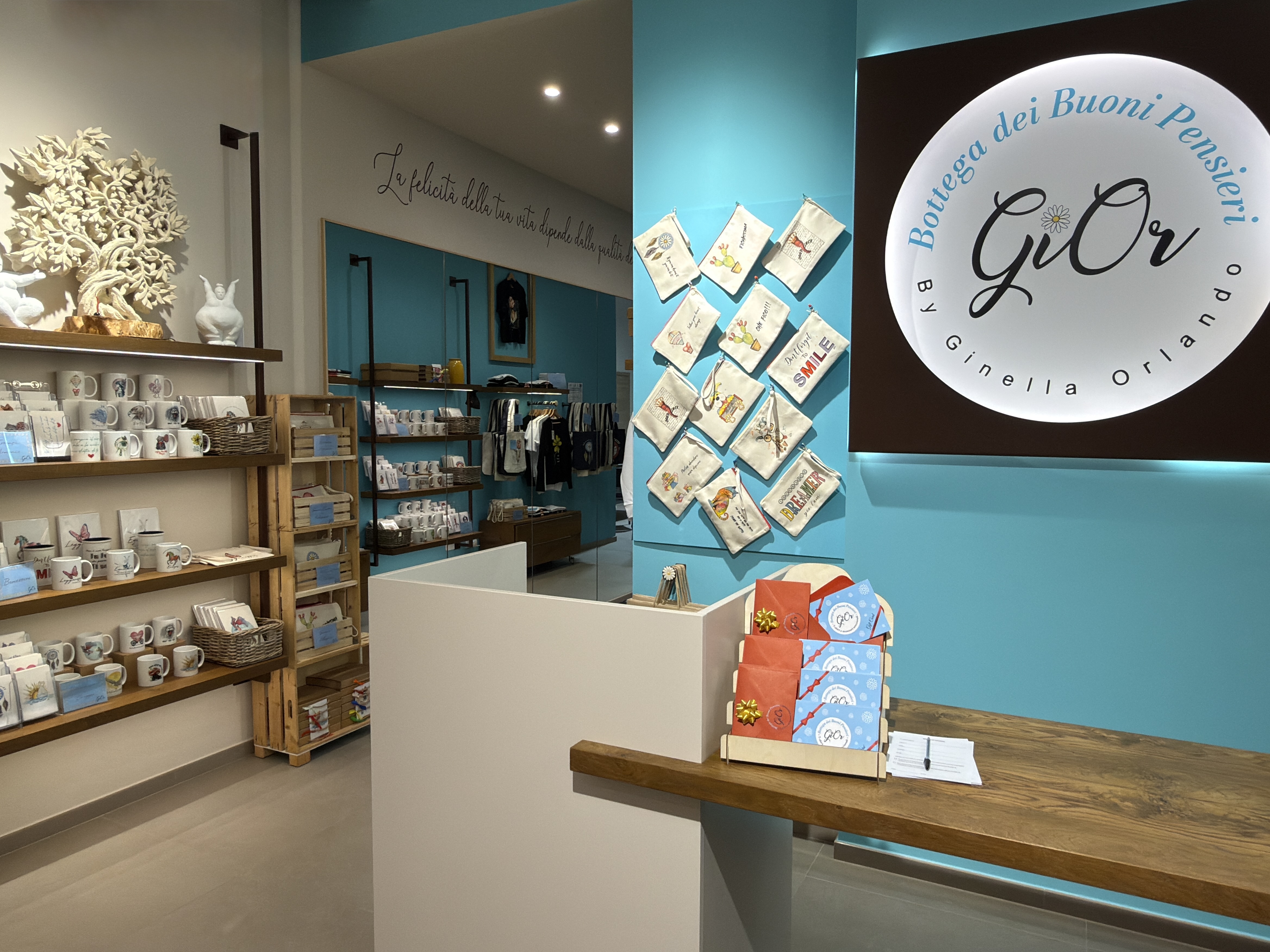 Ingresso dello showroom GiOr con creazioni artistiche artigianali