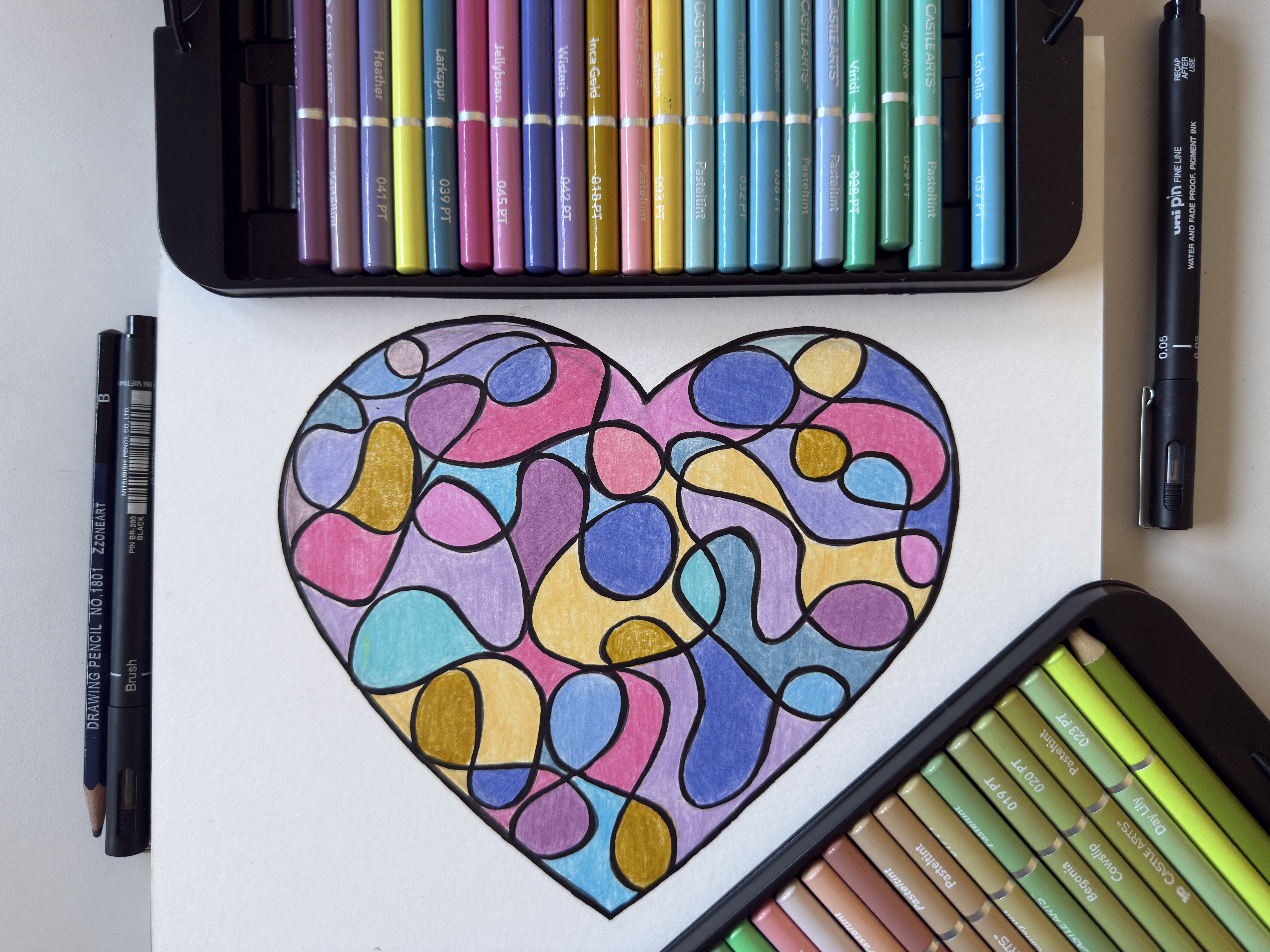 Cuore realizzato con matite colorate