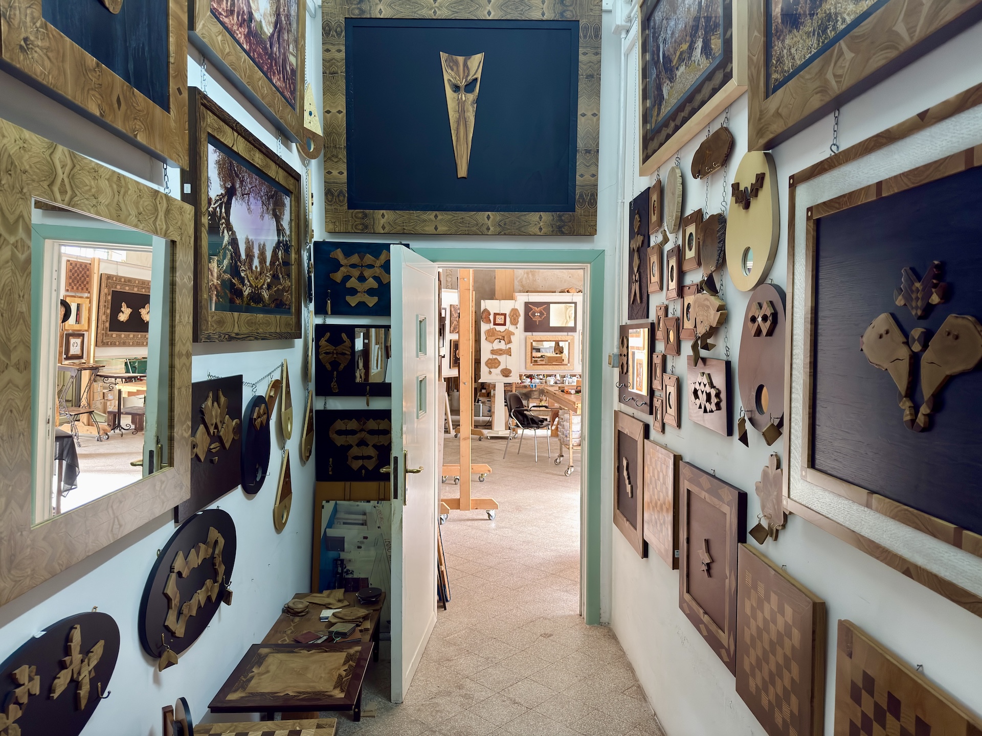 Corridoio con quadri appesi in legno