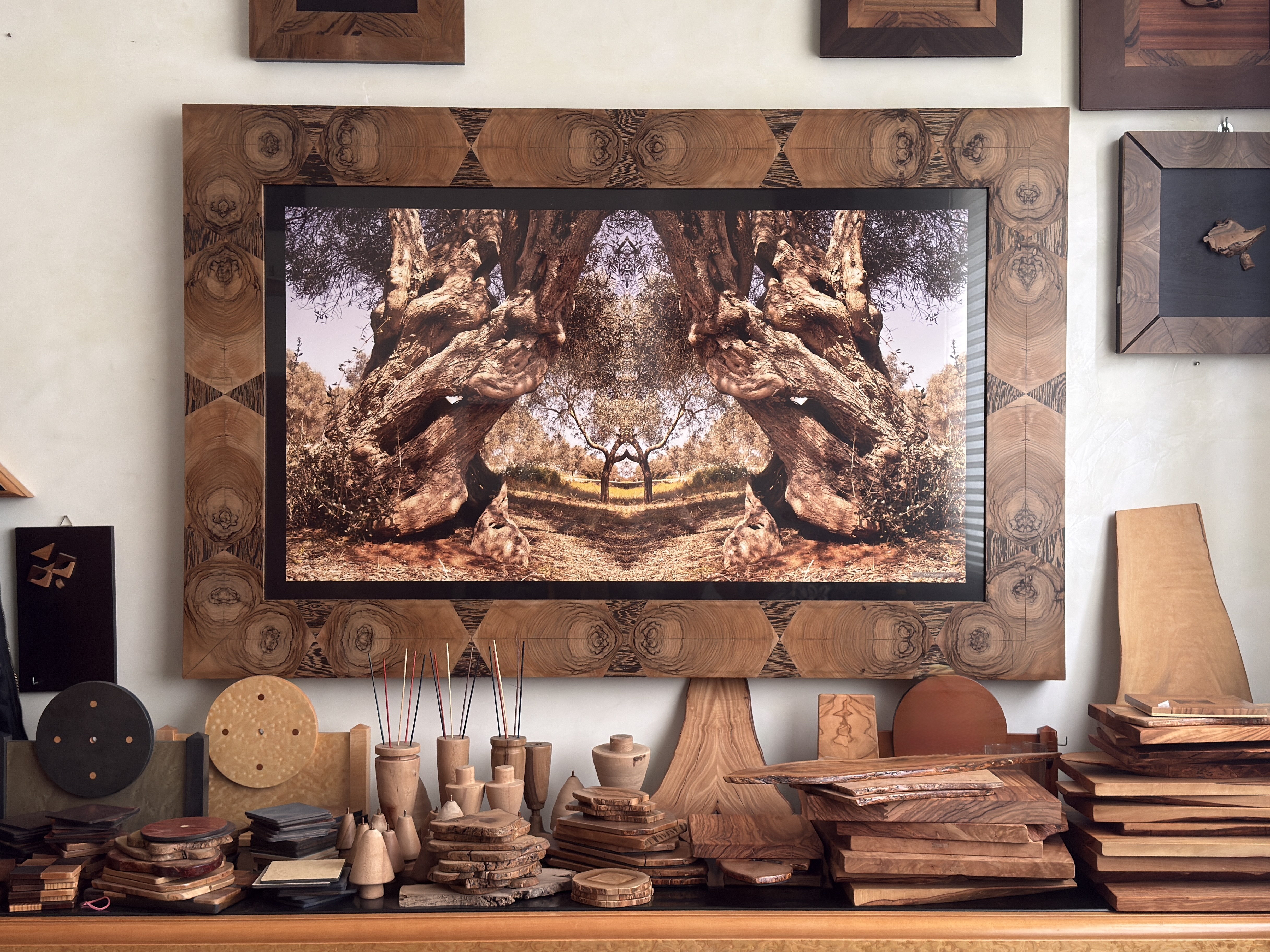 Pezzi di legno e cornici artistiche