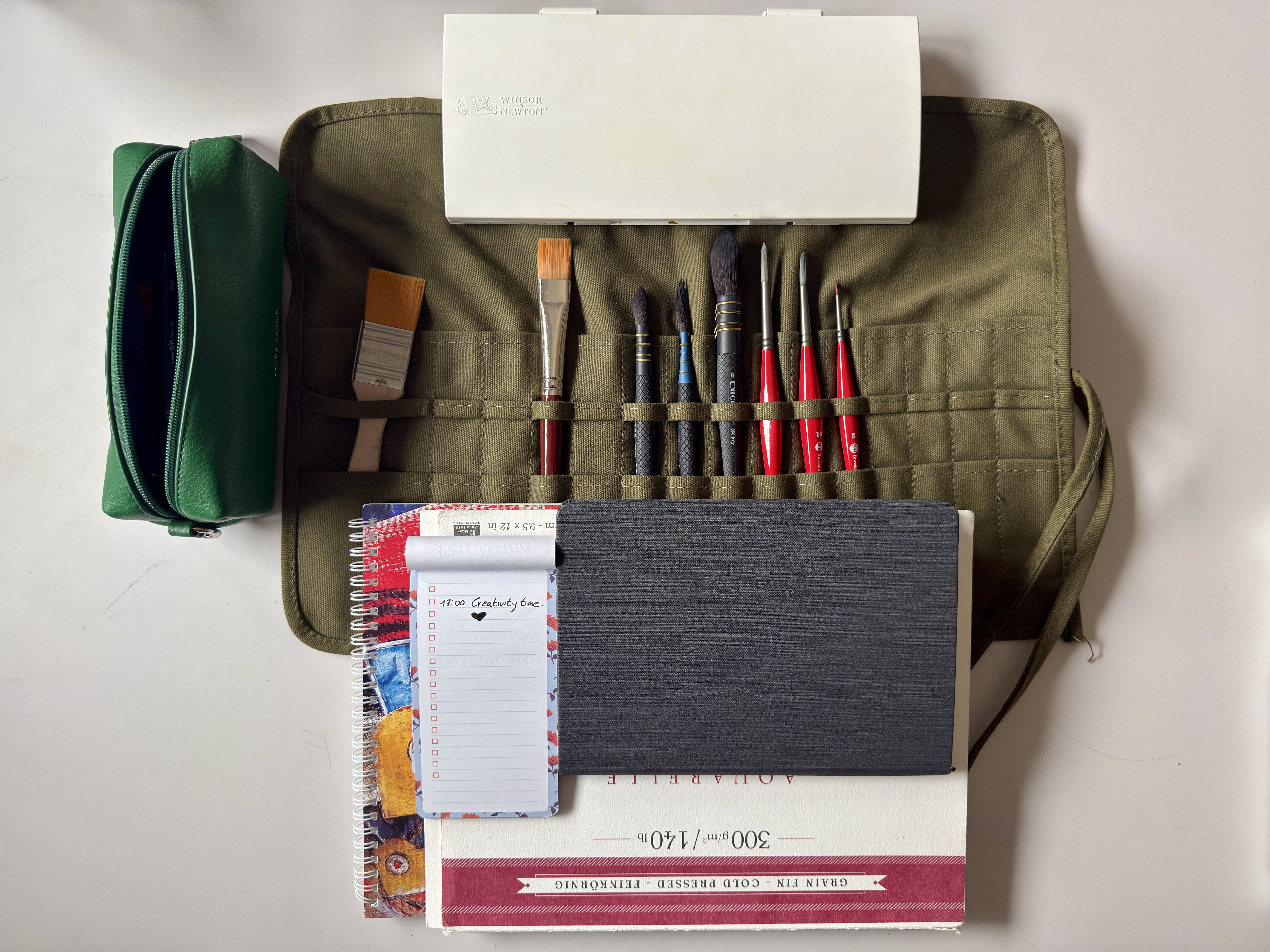 Blocchi da disegno, pennelli e taccuini