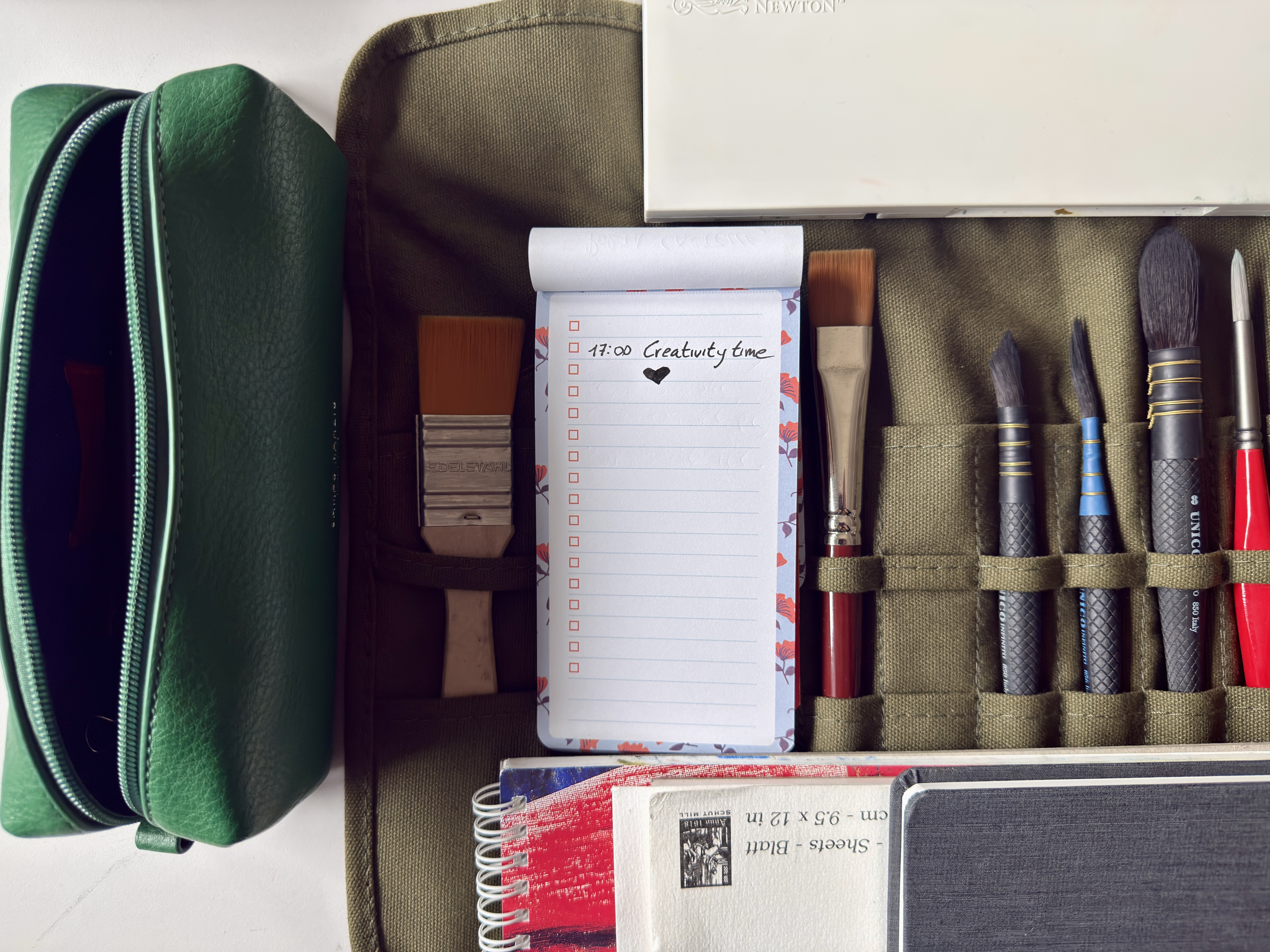 Taccuini, pennelli, astucci e appunti creativi