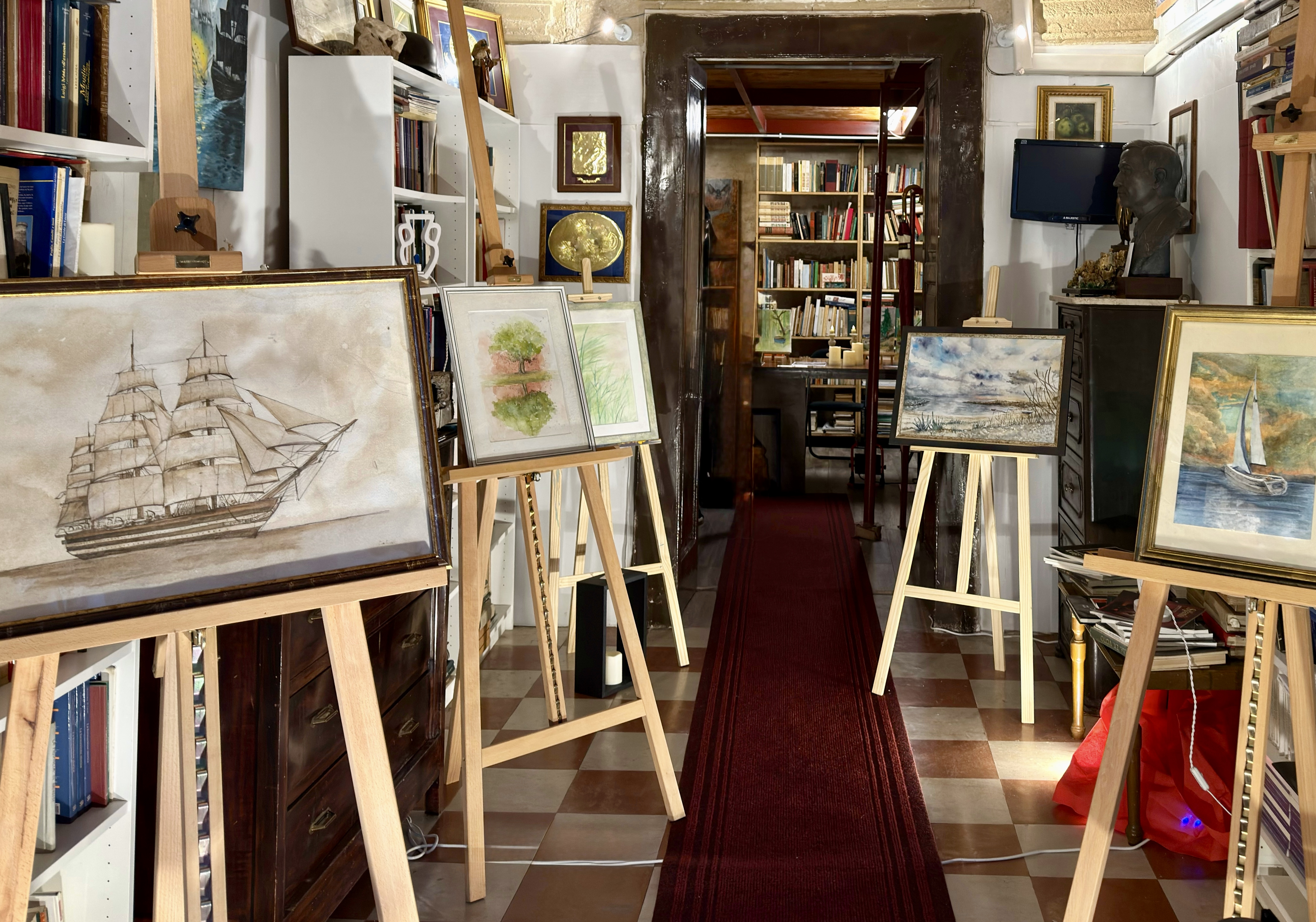 Entrata centro studi con mostra d'arte