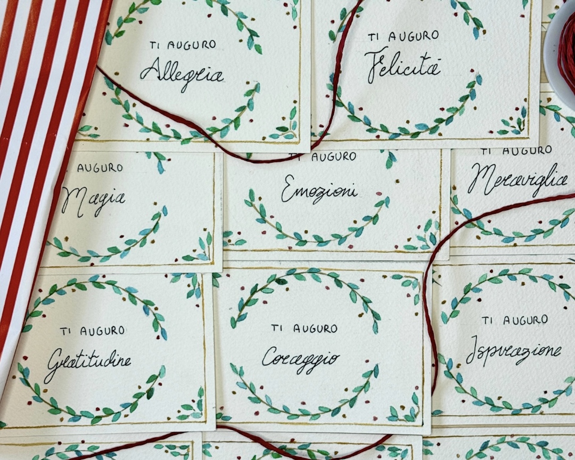 Etichette natalizie dipinte a mano con scritte e ghirlande