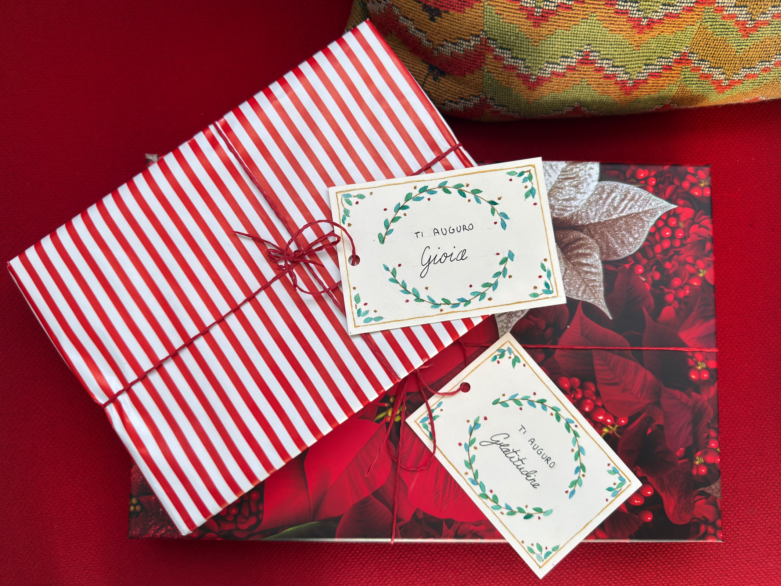 Pacchi regalo con biglietti di auguri dipinti a mano