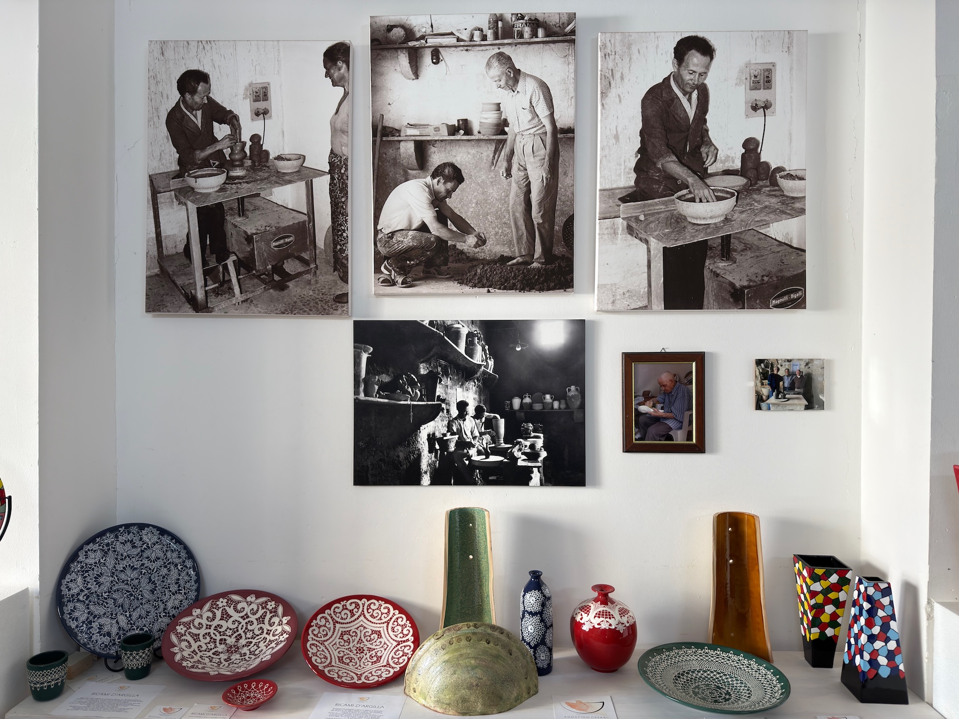 Foto d'epoca e oggetti in ceramica artistica