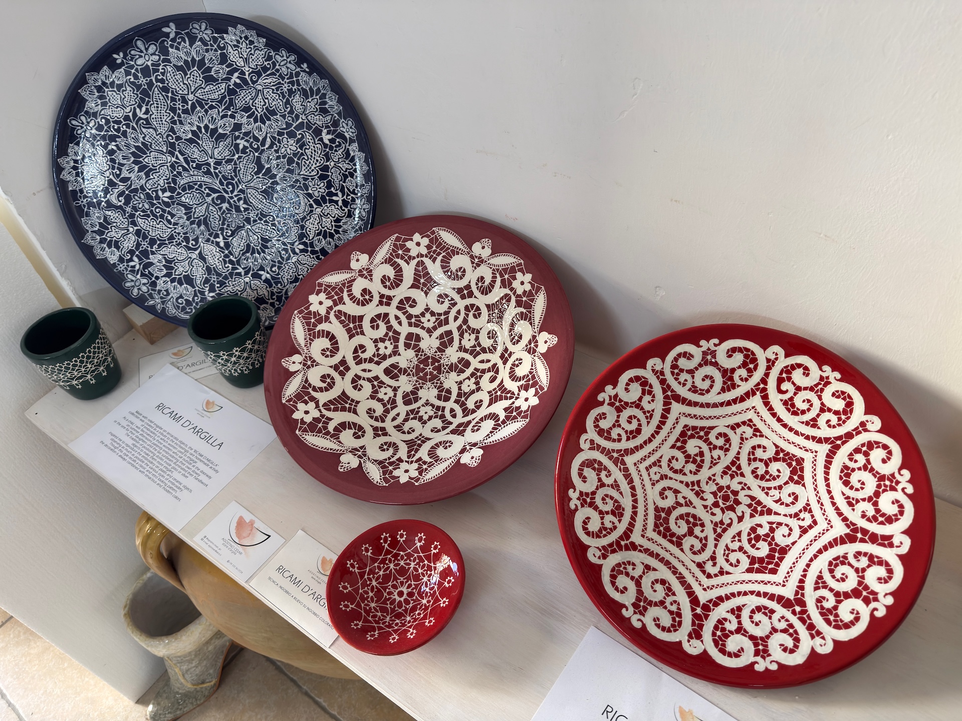Ceramiche con decorazione a ricamo