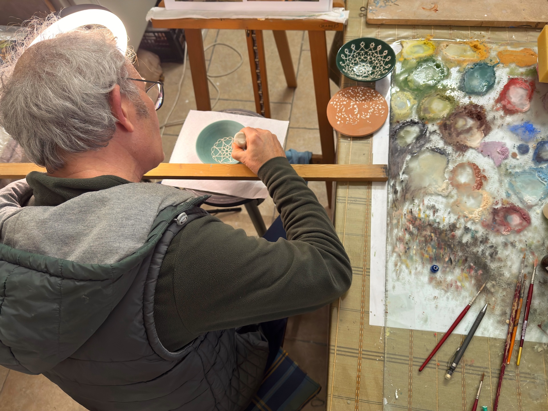 Ceramista al lavoro nel suo laboratorio