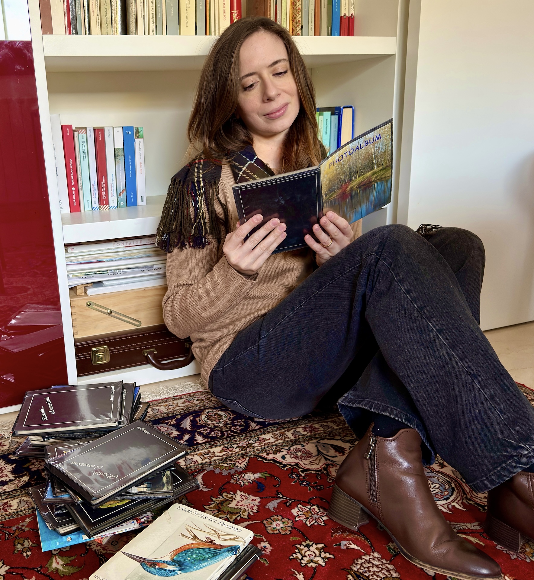 Ragazza che guarda album di foto