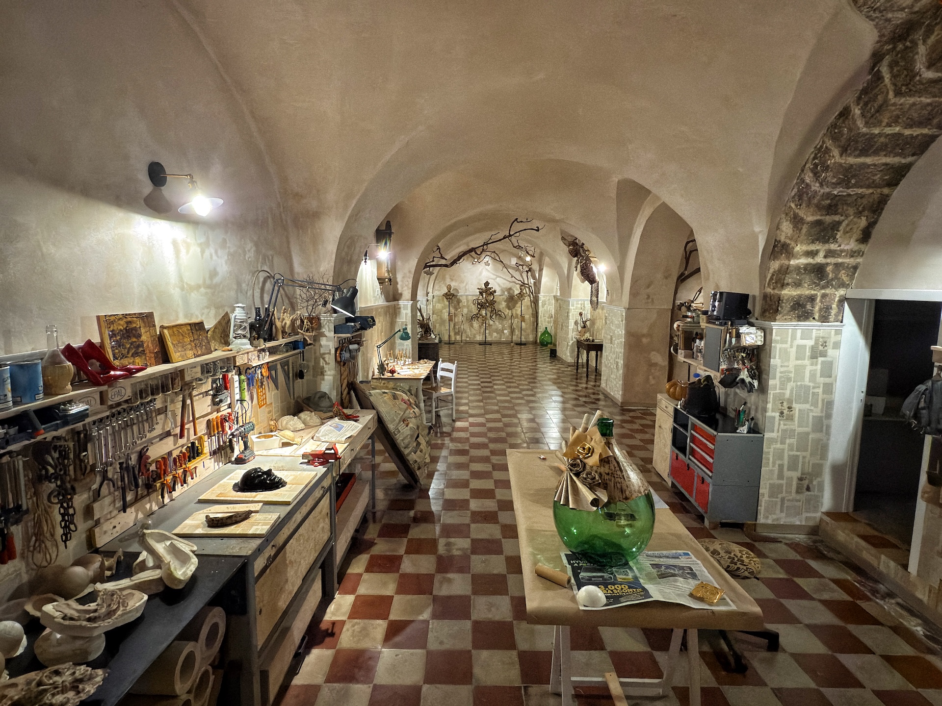 Laboratorio di cartapesta con strumenti del mestiere in vista