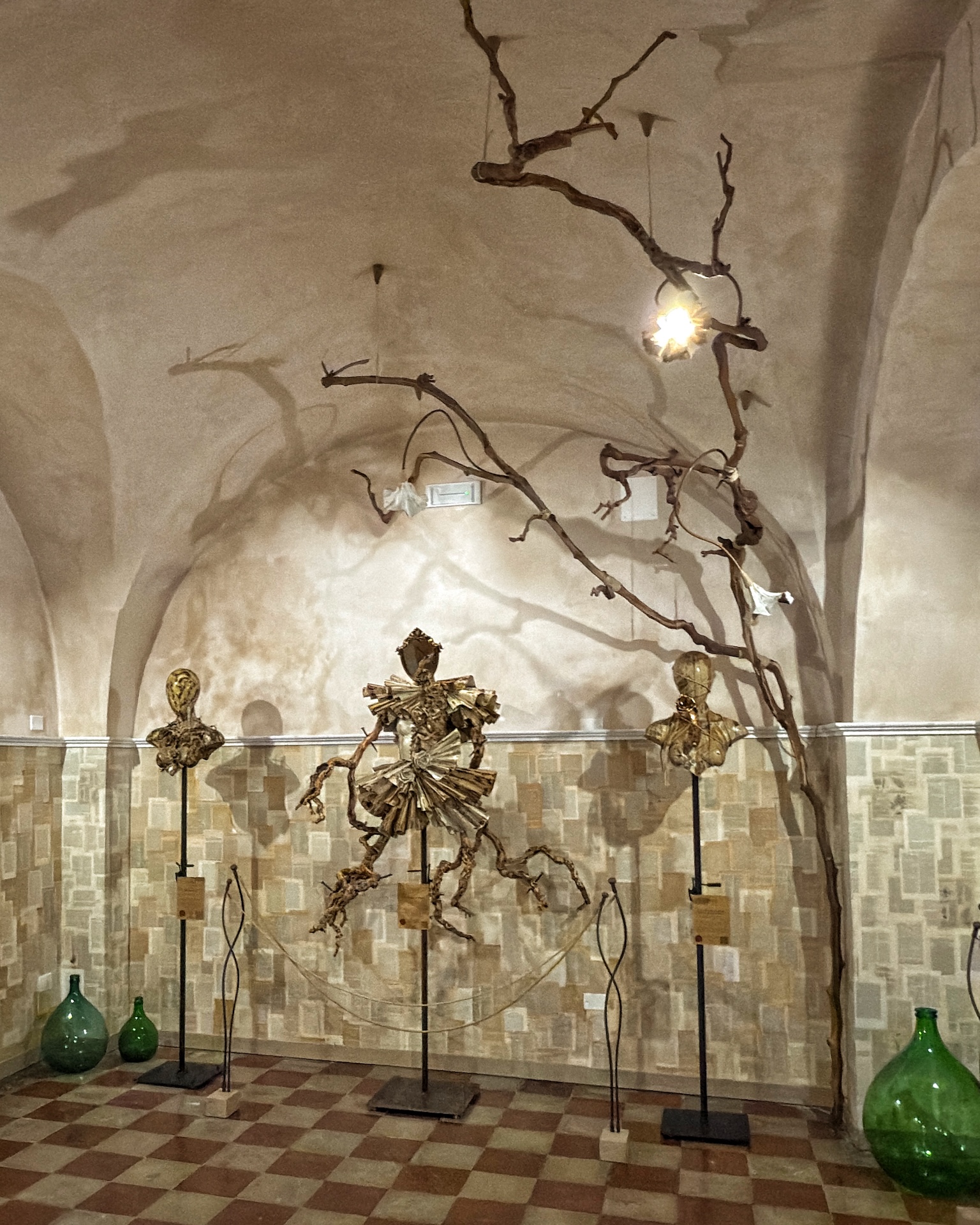 Statue di carta, cartapesta concettuale