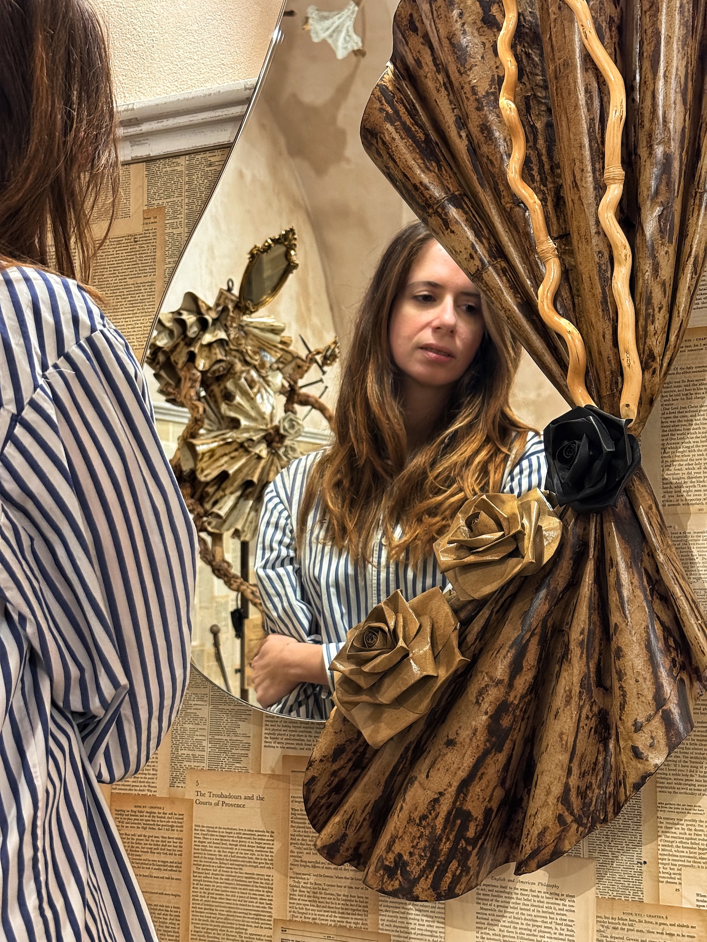 Ragazza che si specchia in uno specchio di carta e vetro