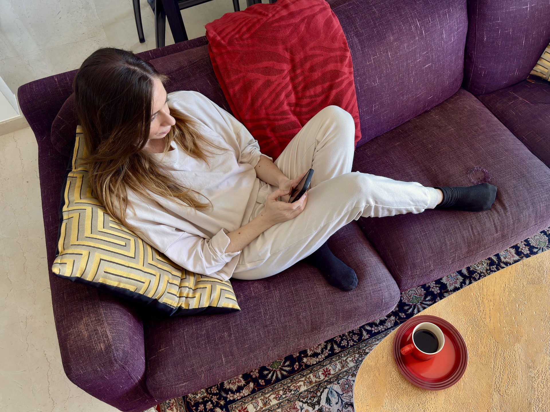 Ragazza sul divano che guarda lo smartphone