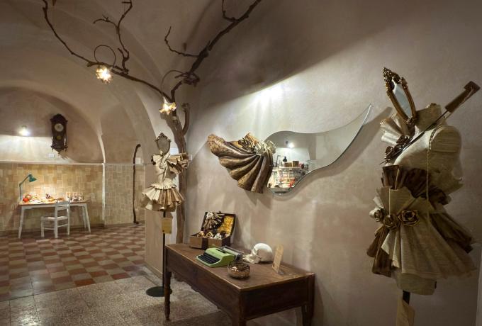 Ingresso laboratorio di cartapesta con opere concettuali e specchio