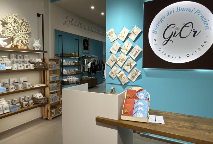 Ingresso dello showroom GiOr con creazioni artistiche artigianali