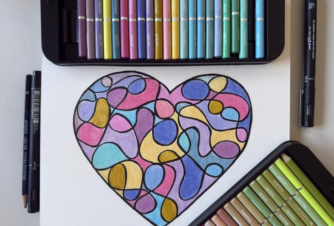 Cuore realizzato con matite colorate