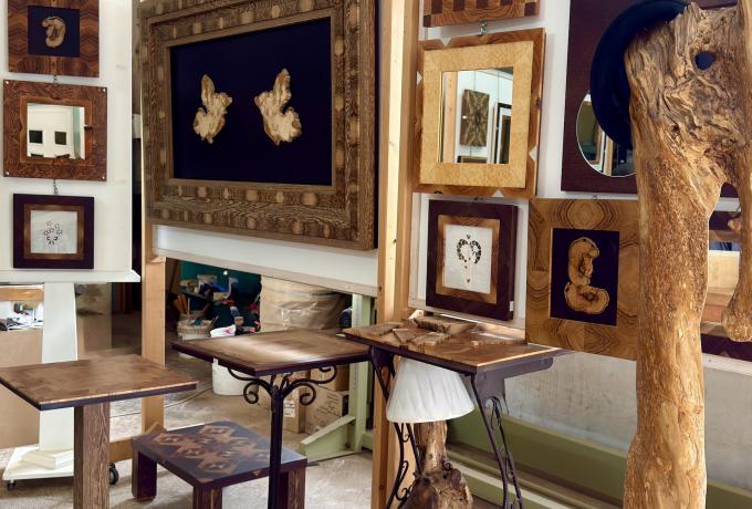 Laboratorio artigianale salentino con creazioni in legno d'ulivo