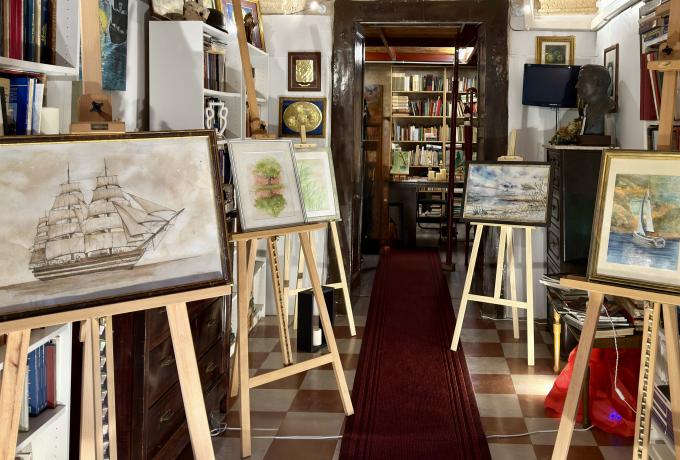 Entrata centro studi con mostra d'arte