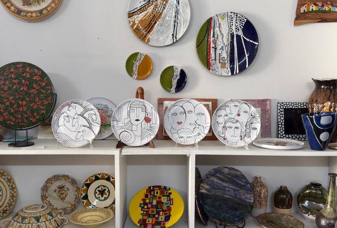 Esposizione di artigiana artistico. Oggetti in ceramica decorata